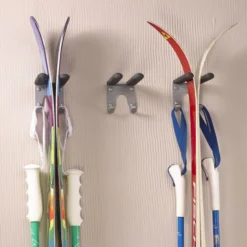 Haken ski's opbergen Mottez