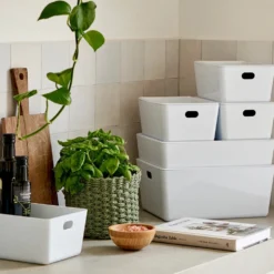 Wit bakje met deksel 26 liter Ezystorage